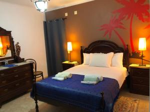 een slaapkamer met een bed met twee handdoeken erop bij Villa Do Mar SW in Zambujeira do Mar