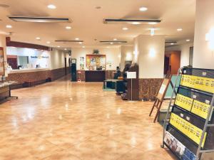 un vestíbulo de una tienda con suelo de baldosa en Smile Hotel Asahikawa en Asahikawa
