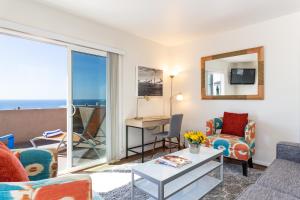 a living room with a view of the ocean at The Sea View Inn At The Beach in Manhattan Beach