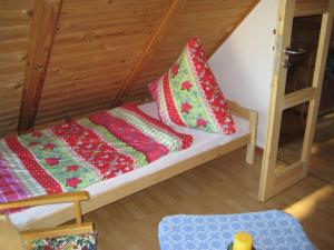 NeukalenにあるFerienhaus I.Winklerの小さなベッド(枕2つ付)