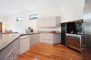 A kitchen or kitchenette at Newcastle Short Stay Accommodation - Cooks Hill Cottage