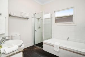 A bathroom at Newcastle Short Stay Accommodation - Cooks Hill Cottage