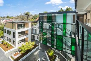 widok z powietrza na budynek z zielonymi oknami w obiekcie The Edgerley Suites w Auckland