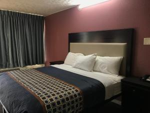 uma cama num quarto de hotel com uma cama grande em Express Inn em Lafayette
