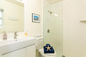 W łazience znajduje się toaleta, umywalka i prysznic. w obiekcie The Sea View Inn At The Beach w mieście Manhattan Beach