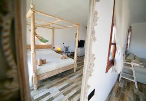 1 dormitorio con 1 cama con marco de madera en Tindaya Nature Home Ocean View, en Tindaya