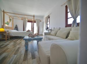ein Wohnzimmer mit einem weißen Sofa und einem Tisch in der Unterkunft Tindaya Nature Home Ocean View in Tindaya