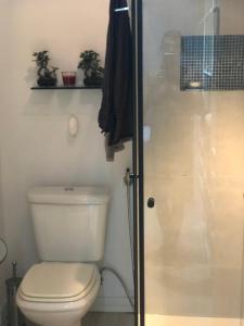 een badkamer met een toilet en een douche bij #01 Boulevard Amazon Suites in Manaus +1 foto