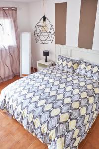 um quarto com uma cama grande e um cobertor em Nebbialuce b&b em Lessona