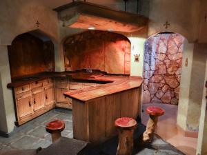 a kitchen with a wooden counter and some stools at El Gran Marques Hotel/Motel in Río Blanco