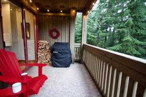 A balcony or terrace at Spacious Rustic Whistler Retreat at the Woods