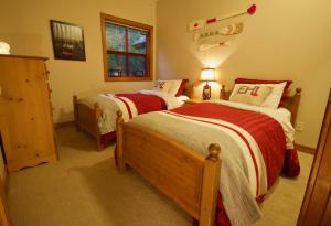 A bed or beds in a room at Spacious Rustic Whistler Retreat at the Woods