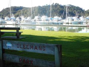 een parkbord voor een jachthaven met boten bij Apartment by the Marina in Whitianga