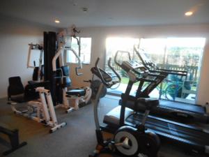 een fitnessruimte met diverse fitnessapparatuur in een kamer bij Apartment by the Marina in Whitianga