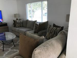 ein Wohnzimmer mit einem Sofa und einem Tisch in der Unterkunft Pine Street in Clearwater