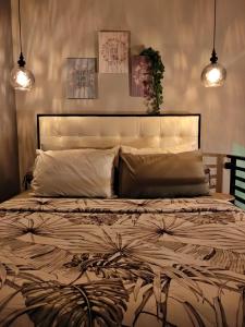 Tempat tidur dalam kamar di Shofiya Guesthouse Solo