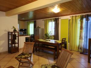 a kitchen and dining room with a table and chairs at CÔTE MONTAGNE in Cilaos