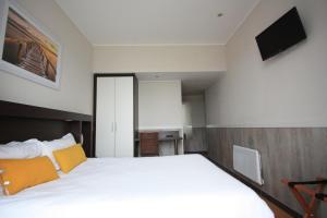 Postel nebo postele na pokoji v ubytování Hotel De La Rade