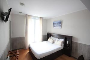 Postel nebo postele na pokoji v ubytování Hotel De La Rade