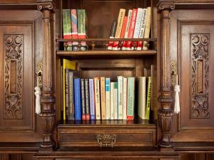 a wooden book shelf filled with books at Staroměstský Penzion in Tábor