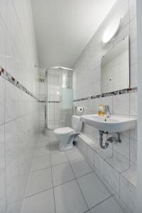 une salle de bain blanche avec un lavabo et des toilettes dans l'établissement Wohnung 5 - nur 5-10 min vom Europapark, à Ettenheim