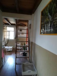 sala de estar con escalera y estante en Appartement le Citronnier, en Sainte-Anne