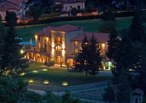 an aerial view of a mansion at night at C&agrave; Del Moro Resort in Pontremoli