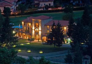 an aerial view of a mansion at night at Cà Del Moro Resort in Pontremoli