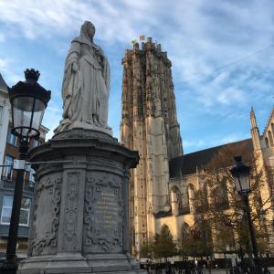 una estatua de un hombre frente a una catedral en Margaretha's Room en Mechelen