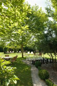 un parco con panchine, tavoli e alberi di Hotel Juwel a Bad Füssing