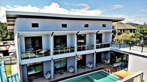uma vista aérea de uma casa com piscina em The Phu Resort em Pran Buri