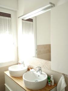 Bed and Breakfast Bio Salix في بادوفا: حمام مع حوض ومرآة