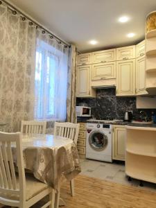 O bucătărie sau chicinetă la Apartment on Berezovskaya 34
