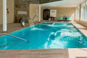 Bazén v ubytování Hotel Bahia nebo v jeho okolí