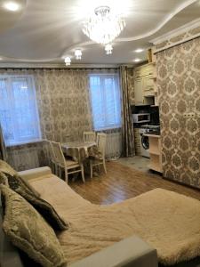 キスロヴォツクにあるApartment on Berezovskaya 34のリビングルーム(ベッド1台付)、ダイニングルーム