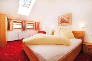 ウダーンスにあるApart Andreaの赤いカーペットフロアのベッドルーム1室(ベッド2台付)