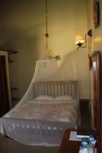Een bed of bedden in een kamer bij African Village Hotel
