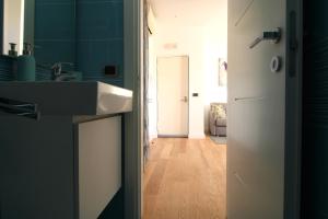 A kitchen or kitchenette at Suite Delicia Apartment - Appartamento con Terrazza Még 37 kép