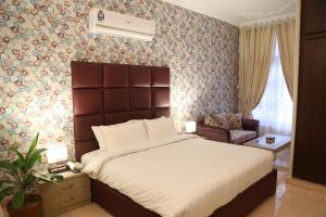 Llit o llits en una habitació de Royal Grace Guest House
