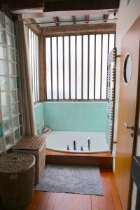 Cette chambre dispose d'une baignoire et d'une fenêtre. dans l'établissement Loft character with a view of court, à Paris