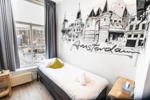 Schlafzimmer mit einem Bett mit Wandzeichnung in der Unterkunft Hotel Pagi in Amsterdam