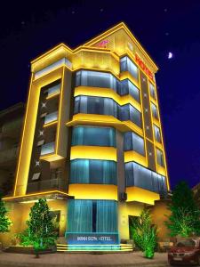 oświetlony budynek hotelowy w nocy w obiekcie Minh Sơn Hotel w mieście Ta Lan Than
