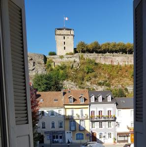 ルルドにある18 rue des petits fossés - 5の城のある町の窓からの眺め