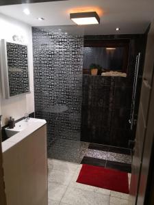 een badkamer met een douche, een toilet en een wastafel bij Apartmany Janosikove diery in Terchová