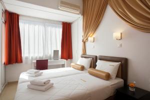Postel nebo postele na pokoji v ubytování Metropolis Hotel