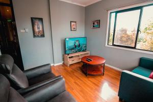 TV a/nebo společenská místnost v ubytování Kingswick Residences & Lodge