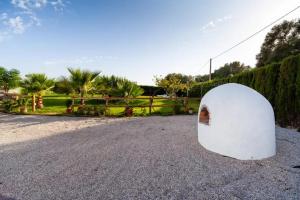 un oggetto bianco seduto in mezzo a un vialetto di Vejer life&nature a Vejer de la Frontera