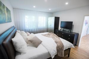 Letto o letti in una camera di Lake View Apartments