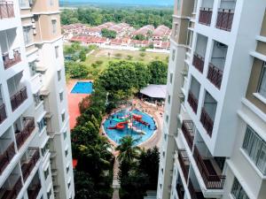 vista aerea di una piscina tra due edifici di Amari Lagoon Park Resort a Malacca