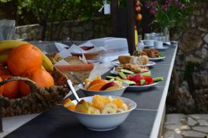 um buffet com tigelas de frutas e cestos de comida em Elianthos Villas em Vámos